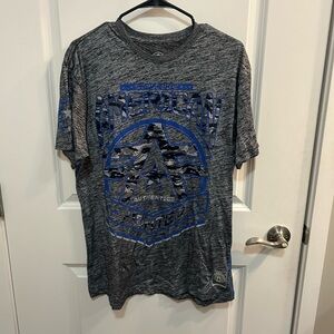 American Fighter Premium Men’s Gray and Blue Camouflage Graphic Tee Size XL